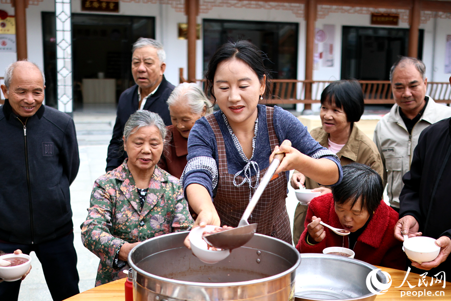沈丹给老人们熬拗九粥。人民网记者 李昌乾摄