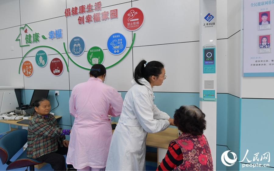 医务人员在社区健康小屋为老人量血压、测血糖。人民网记者 李昌乾摄