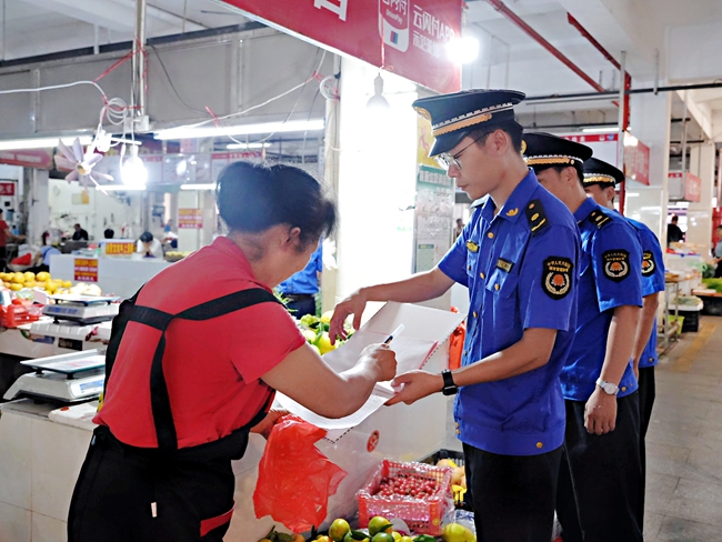 市场管理人员进行检查