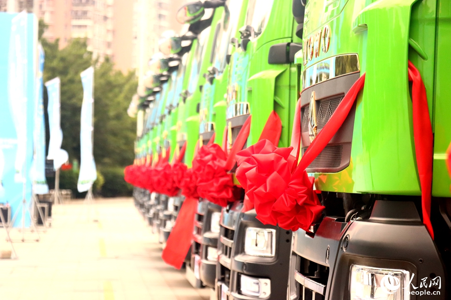 新型渣土车整齐排列。人民网记者 陈蓝燕摄