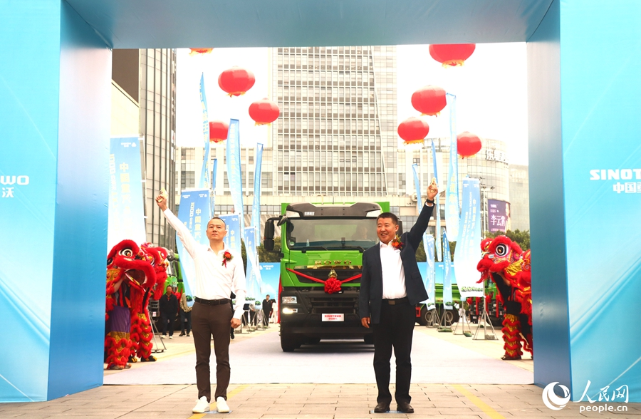 现场鸣枪发车。人民网记者 陈蓝燕摄
