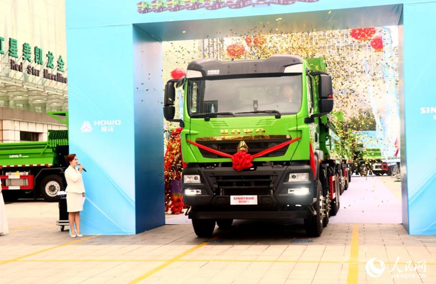 一辆辆新型渣土车陆续发车、投入使用。人民网记者 陈蓝燕摄