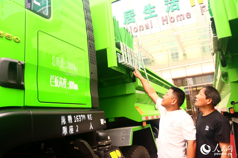 新车引得市民驻足观摩。人民网记者 陈蓝燕摄