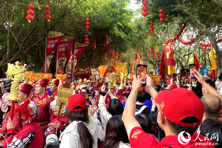 妈祖金身巡安过处，沿途民众热情迎接。人民网记者 林盈摄