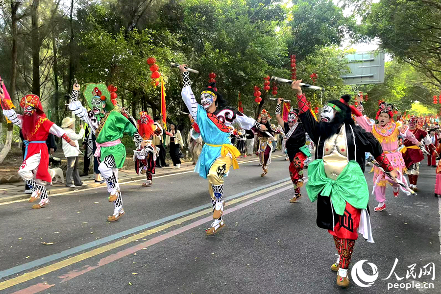 来自潮汕的英歌队在队伍前开道。人民网记者 林盈摄