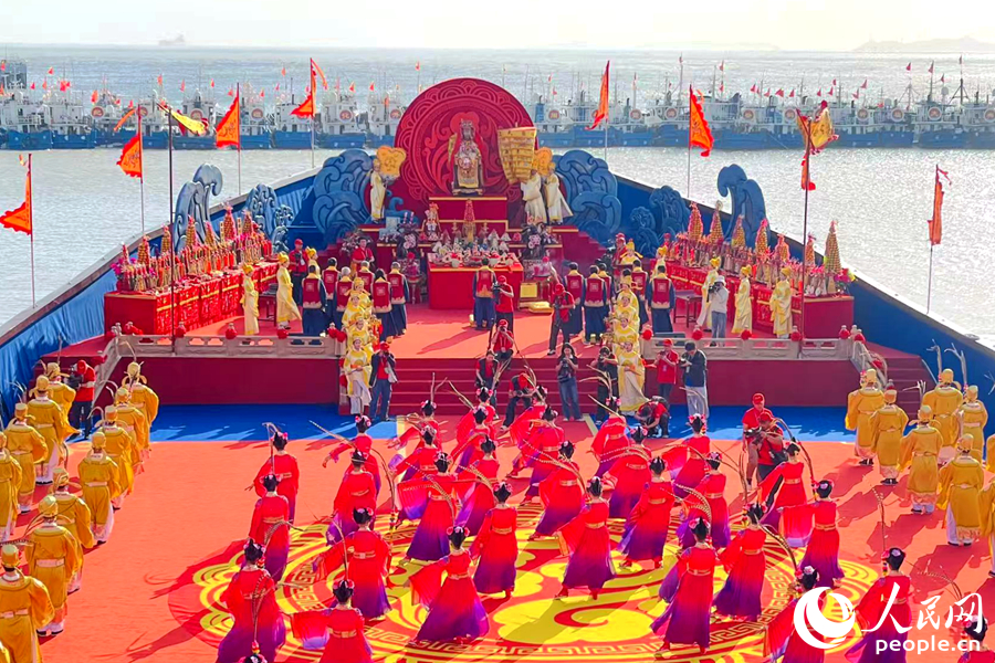 海祭妈祖祈福大典上，舞生献舞。人民网记者 林盈摄