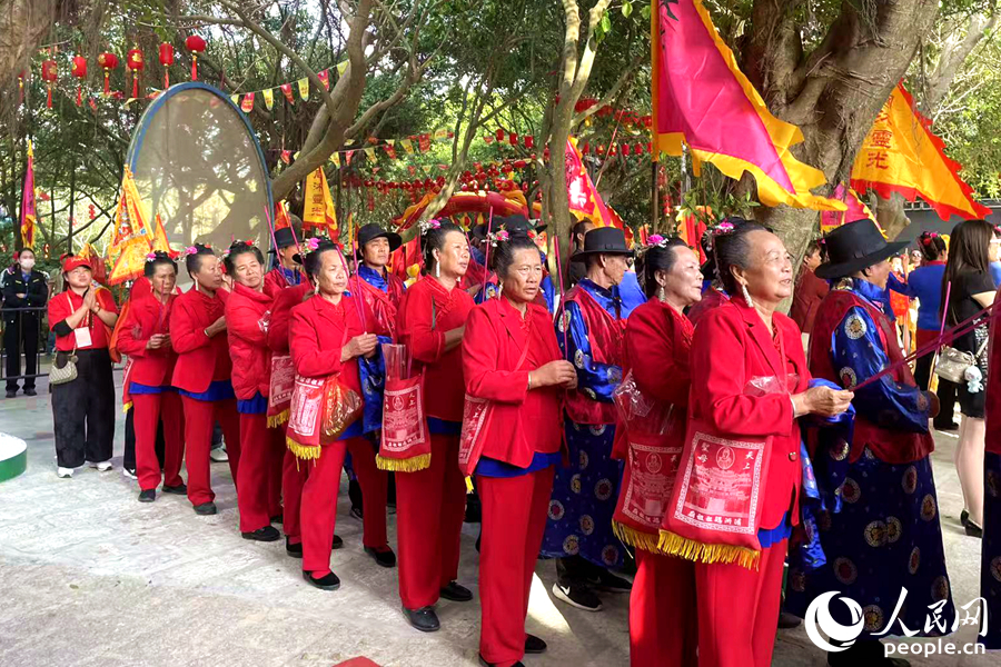 身着特色服饰的敬仰者敬拜妈祖金身。人民网记者 林盈摄