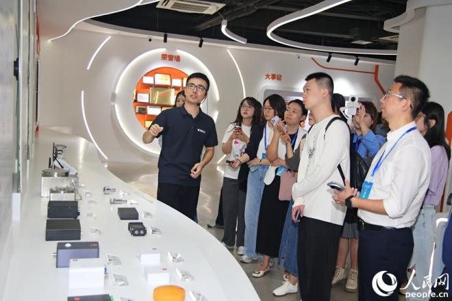參訪碩橙科技,了解人工智能賦能新型工業化等。人民網記者 陳博攝