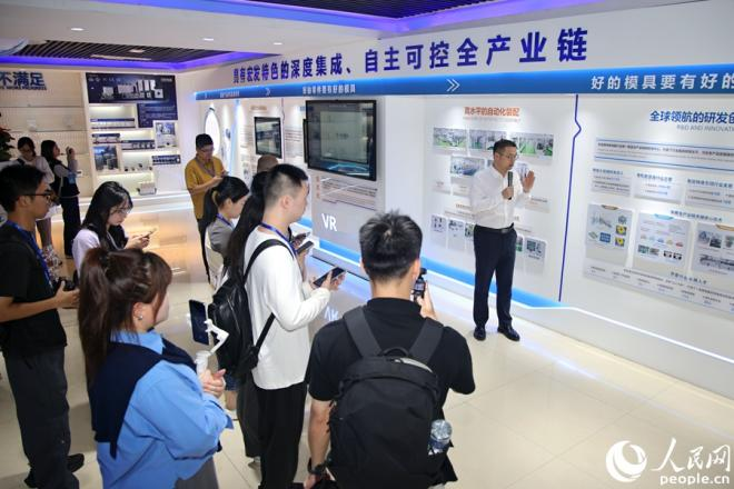 參訪宏發電聲,了解企業智轉數改等情況。人民網記者 陳博攝