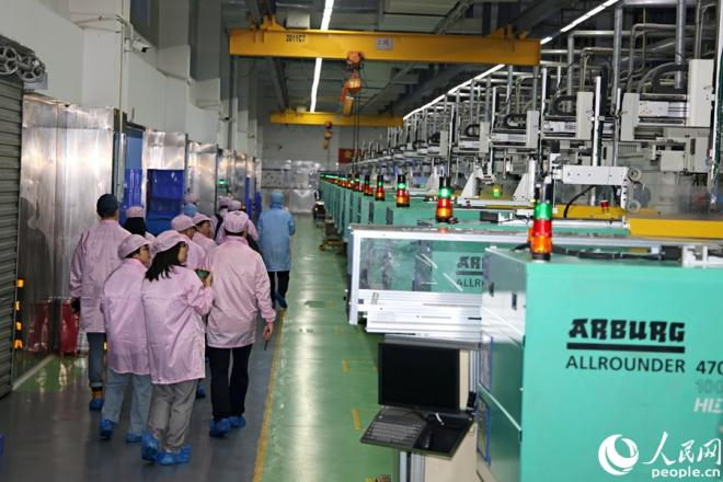 採訪團走進宏發電聲注塑車間觀摩自動化生產情形。人民網記者 陳博攝