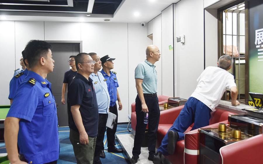 湖裡區城管執法局聯合轄區相關部門對位於江頭西路某號手機店二樓封閉式台球室開展消防安全檢查工作。