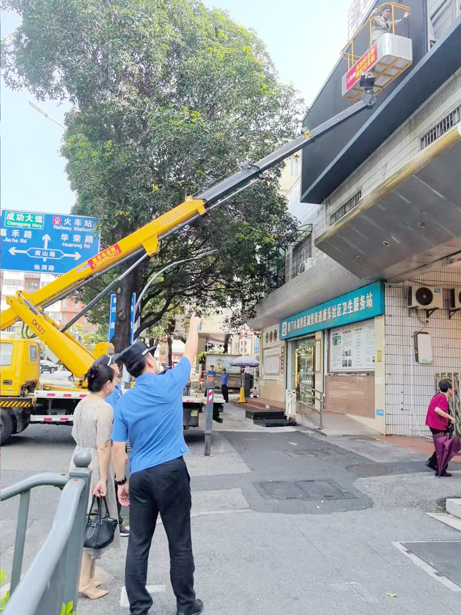 湖裡區城管執法局聯合湖裡街道、應急管理部門、消防等部門等,於仙洞路開展戶外違規廣告拆除工作。