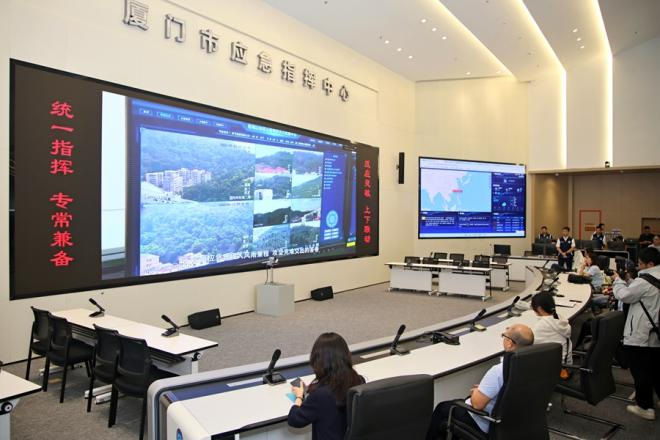 廈門應急指揮中心大屏幕上,演示“森林防滅火管理系統”。人民網記者 陳博攝