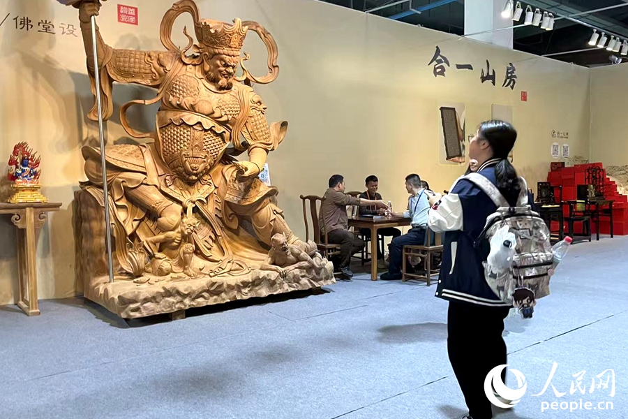 工艺美术爱好者观赏参展作品。人民网记者 林盈摄