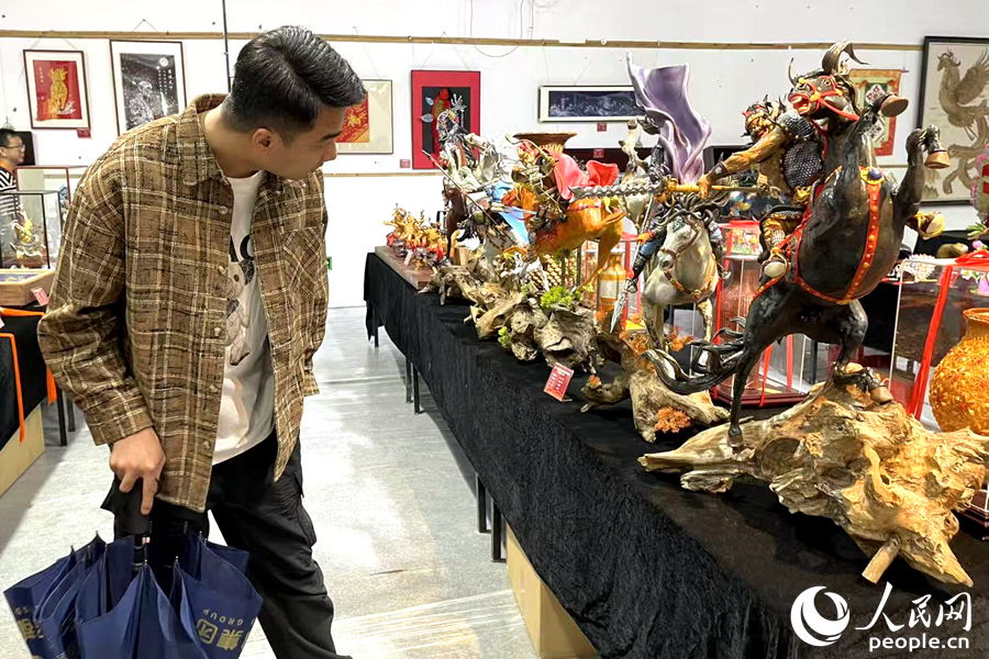 市民参观参展工艺品。人民网记者 林盈摄
