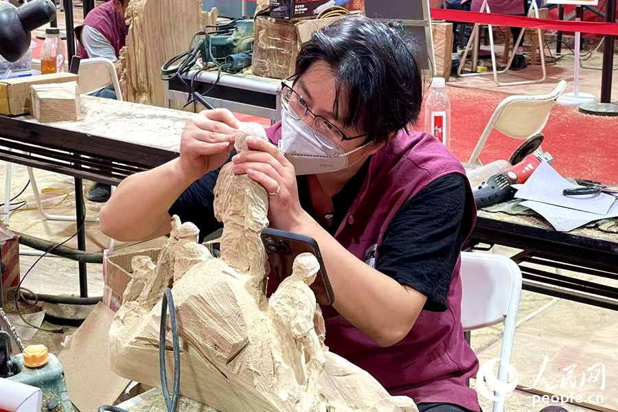 参赛选手正聚精会神地进行雕刻。人民网记者 林盈摄