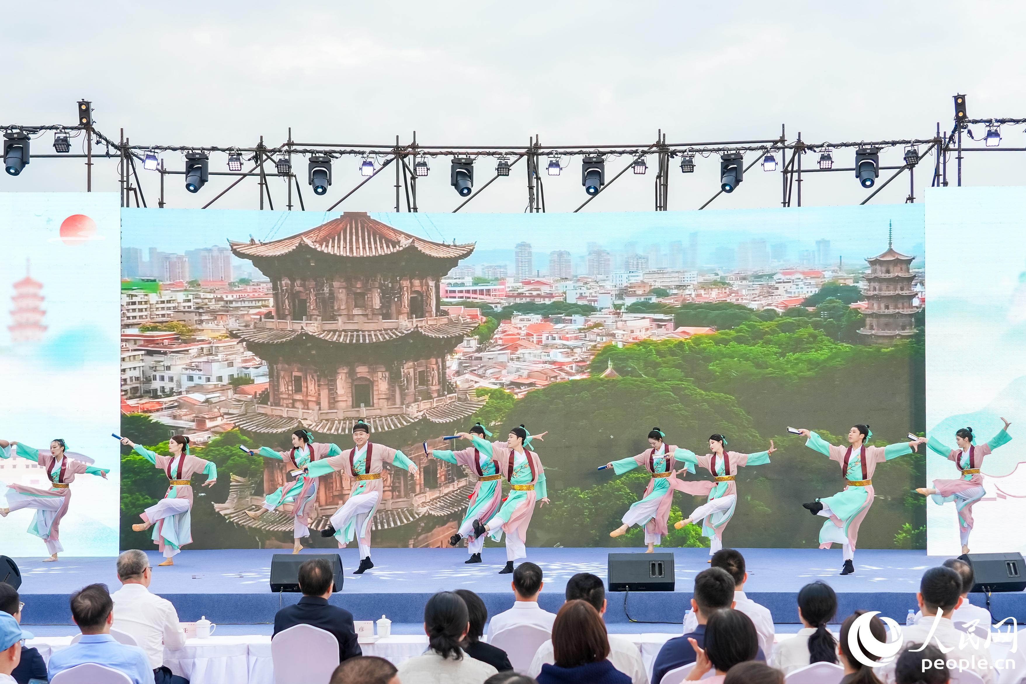 《一卷閱八閩》舞蹈展現八閩氣韻。人民網攝