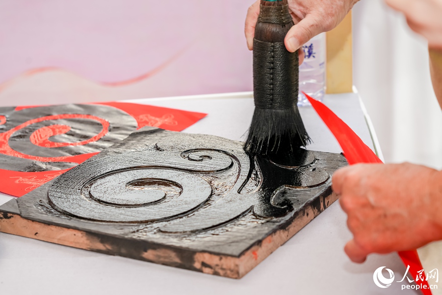 “八閩書房”書香市集設置的雕版印刷體驗項目。人民網攝