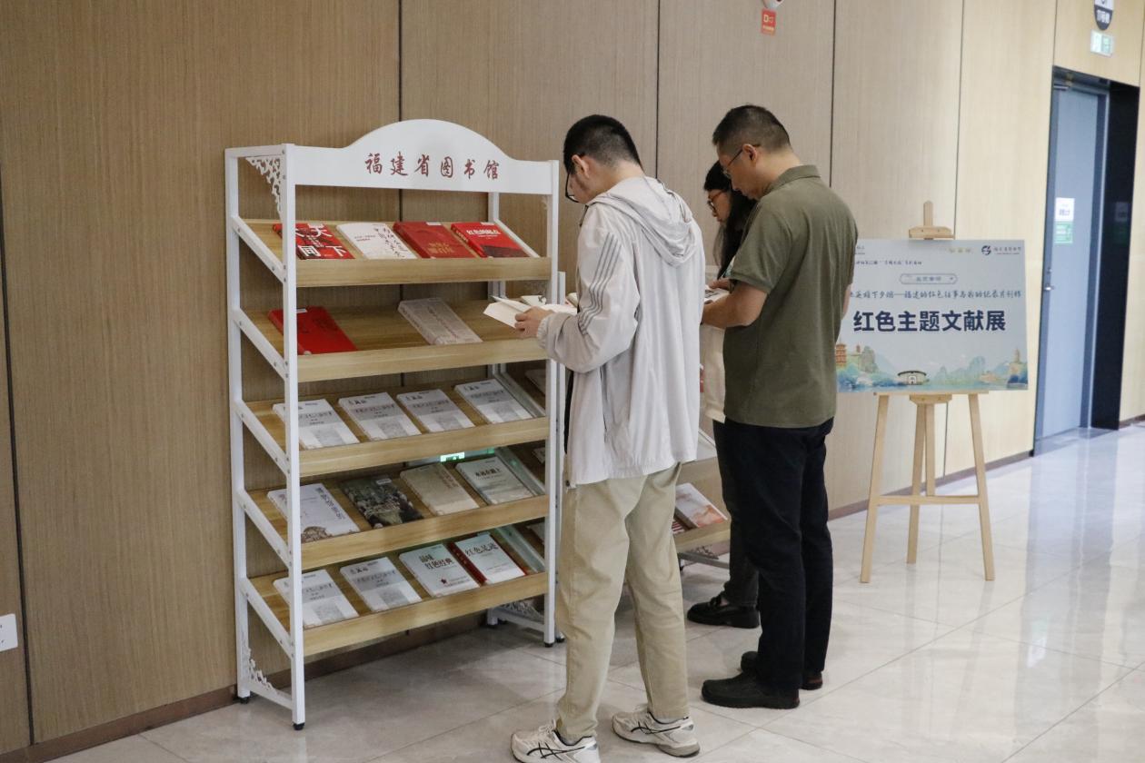 現場特設紅色主題文獻展