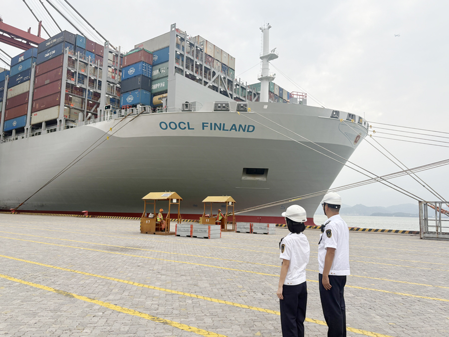 新能源汽車搭載中國香港籍“東方芬蘭”輪海運出口。