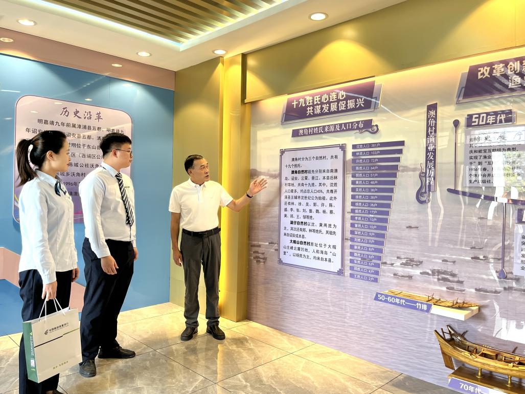 澳角村黨委書記林華忠現場介紹澳角村歷史。主辦方供圖