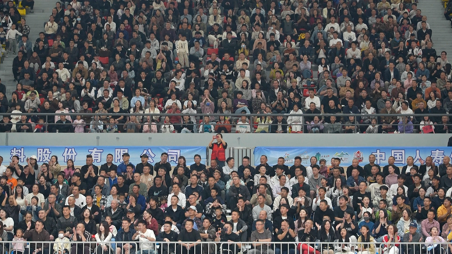 观众台上座无虚席