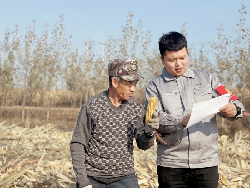 象屿农产质价政策宣讲组队员为农户讲解质价政策。