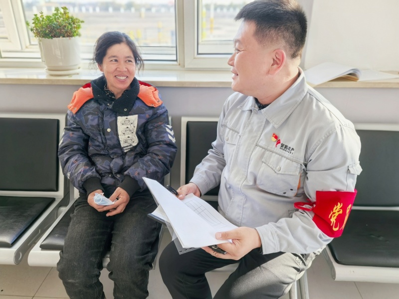 党员服务队队员与农户交谈,收集反馈意见。