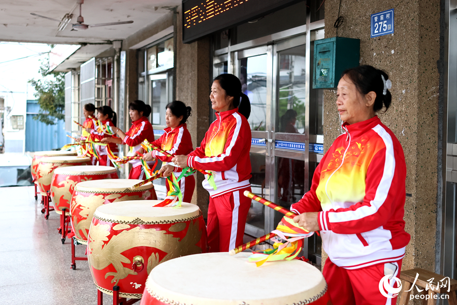 管前村成立了不少文艺表演队,丰富老人生活。人民网记者 李昌乾摄