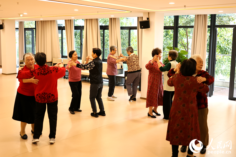 百龄之家的老人们在乐活中心跳舞。人民网记者 李昌乾摄
