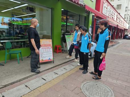 滨安社区“共暖‘新’食光”活动现场,骑手们领取实惠热餐。