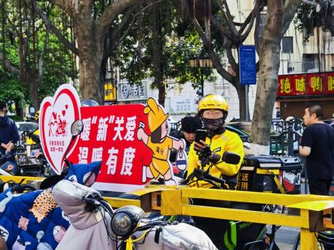 暖“新”驿站里,骑手们趁着间隙充电歇脚,“流动的脚步”在这里找到片刻安稳。
