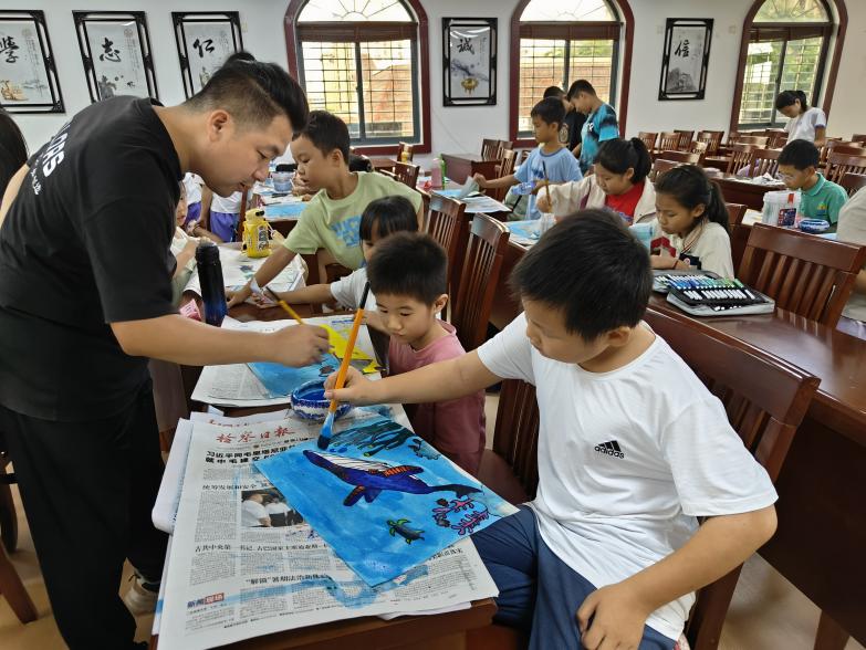 “暖新暑托班”里的欢乐时光,解了新就业群体子女看护的后顾之忧。