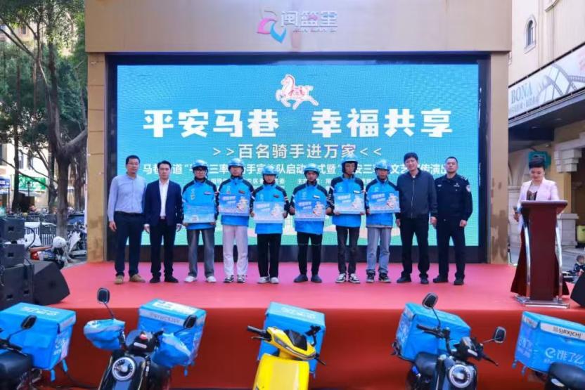 从“社区过客”到“治理参与者”,骑手志愿者在平安宣传中贡献“新”力量。