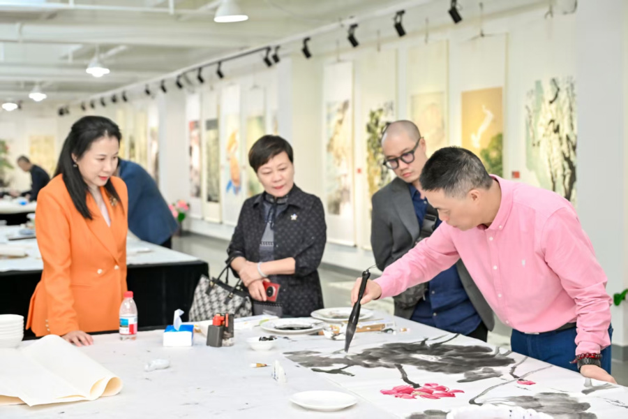 活动现场,嘉宾们挥毫泼墨。主办方供图