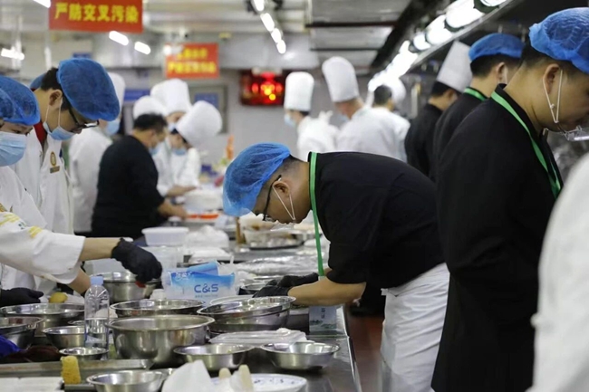 参赛队员正在认真制作菜肴