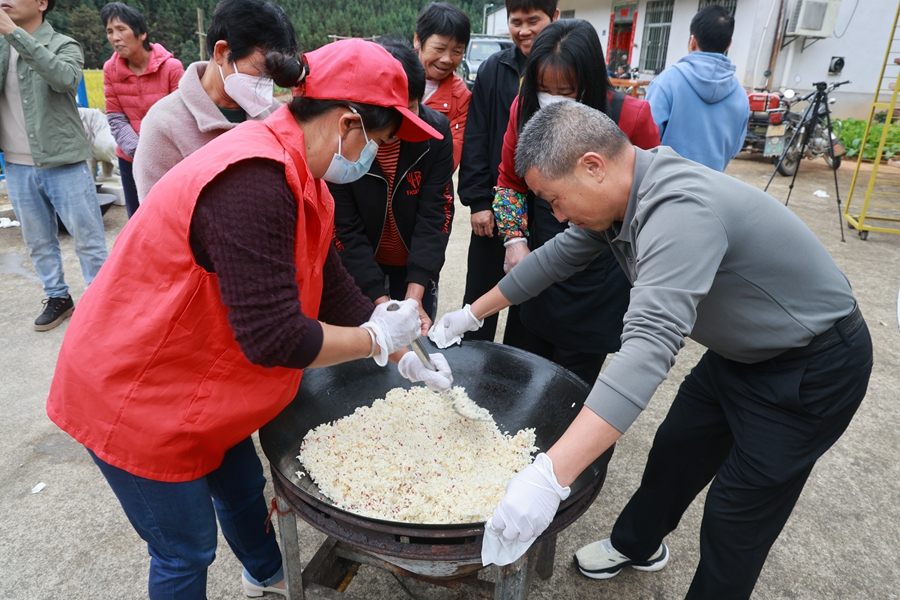 村民們現場炒制米香。華安縣融媒體中心供圖