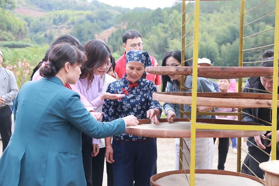 米香“非遺”技藝傳承人介紹米香制作流程。華安縣融媒體中心供圖