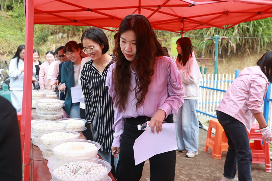 評委和村民品嘗米香。華安縣融媒體中心