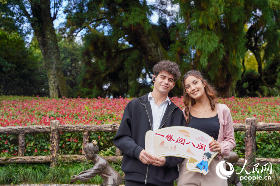 外國留學生游讀鼓嶺。實習生 鄭舒塵攝