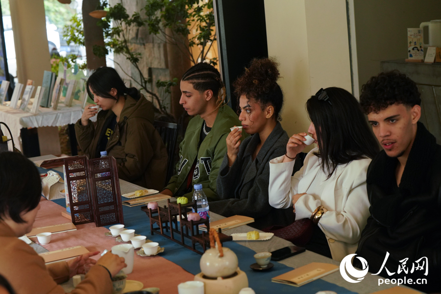 中外青年圍坐一堂,品飲福茶。實習生 鄭舒塵攝