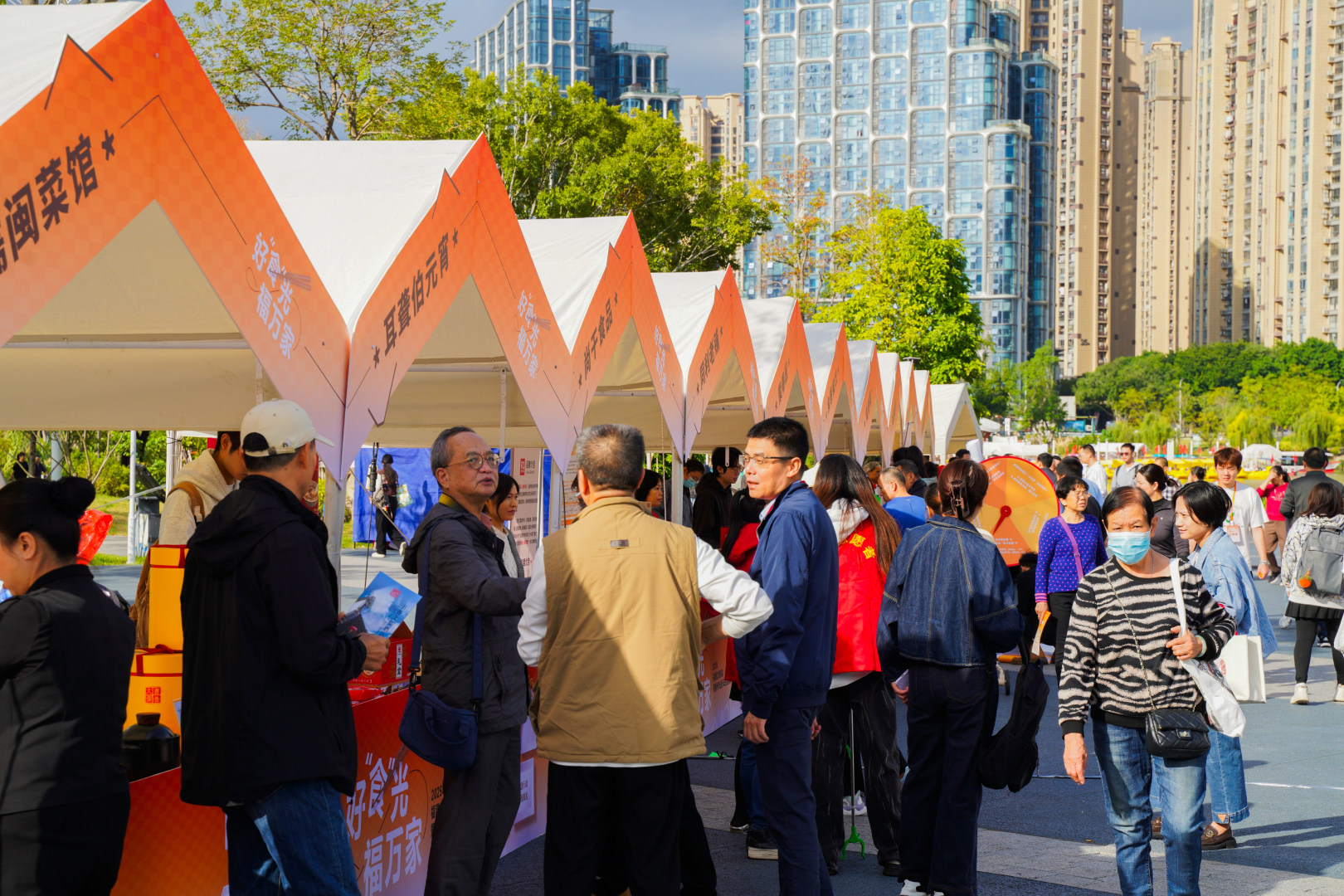 “好食光”創意市集游園會,吸引眾多市民駐足體驗。