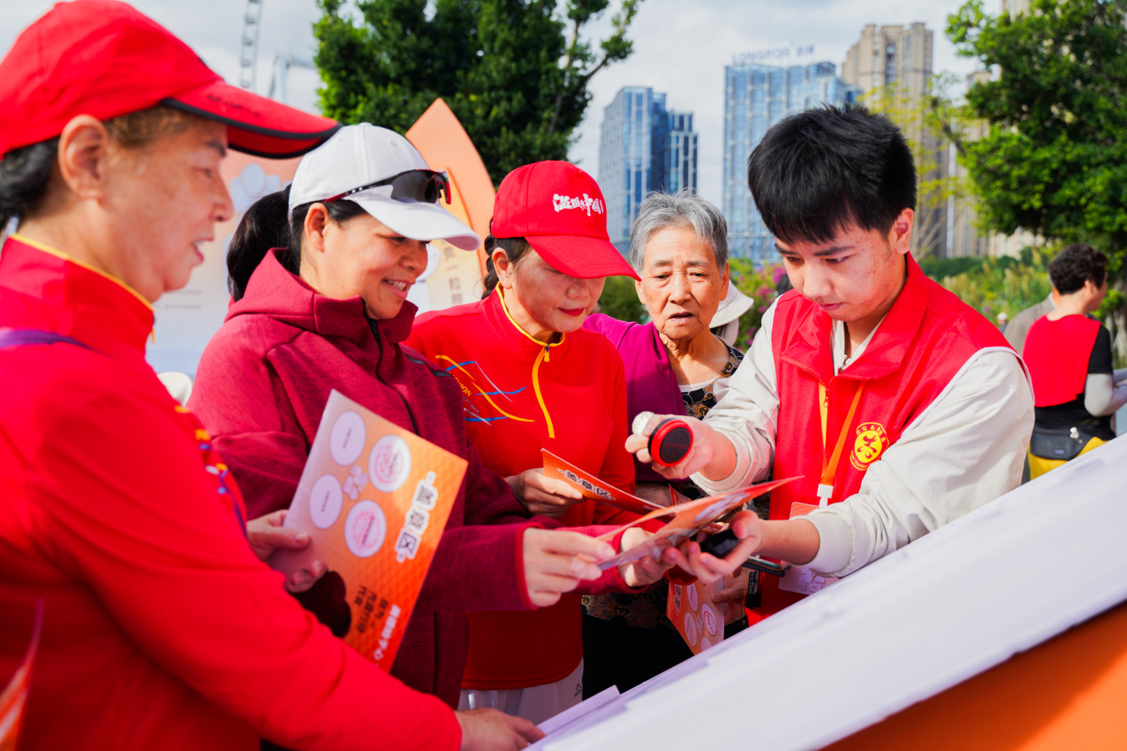 市民積極參與游園會項目,爭相打卡蓋章。