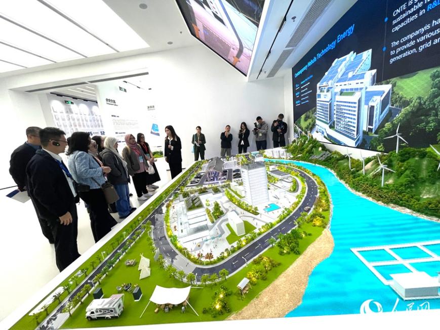 海內外嘉賓代表走進福建時代星雲科技有限公司,感受福州清潔能源發展現狀。人民網記者 陳藍燕攝