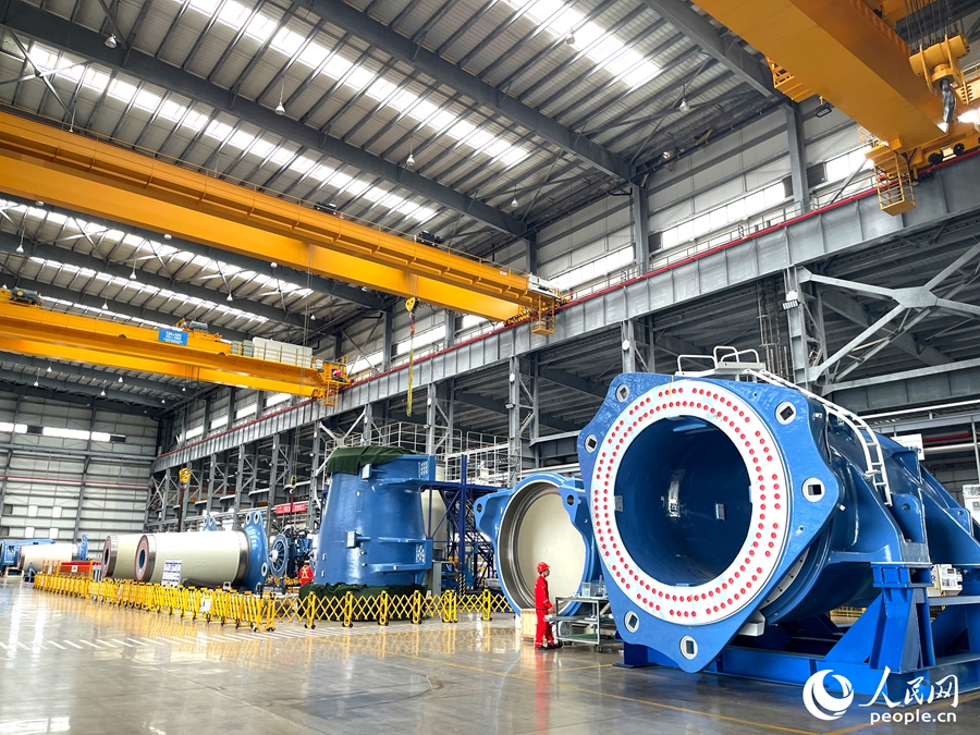 海內外嘉賓代表走進福建三峽海上風電國際產業園,參觀這個全國首個集海上風電主機、發電機、葉片、鋼結構等全產業鏈於一體的產業園。人民網記者 陳藍燕攝