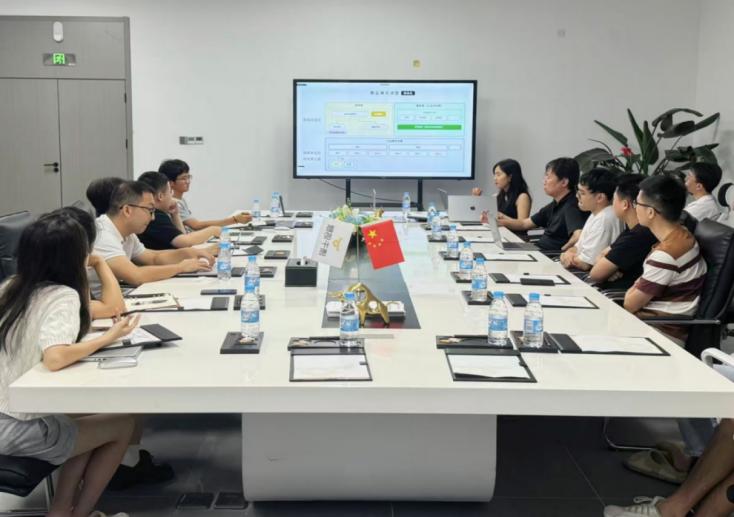 以黨員為骨干的“先鋒攻堅”小組正進行技術研討攻關。