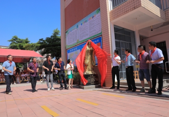 公司為鄉村學校捐贈善款及物資,常態化組織黨員參與社區服務。