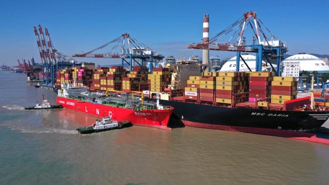 “船靠船”加注作業。主辦方供圖