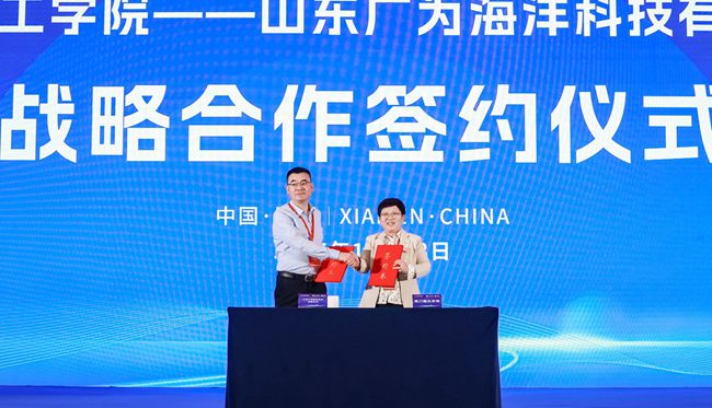 厦门理工学院智能机电装备创新研究院院长刘燕德教授代表学校与奥谱天成（厦门）光电有限公司、山东广为海洋科技有限公司签订共建协议。