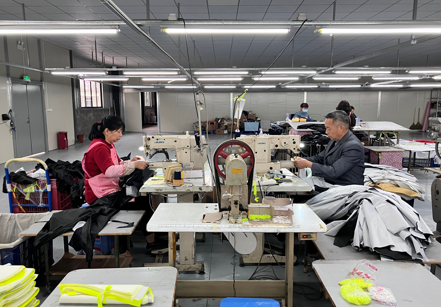 工人在东山张家物流仓储兴村富民工坊作业。东山县委宣传部供图